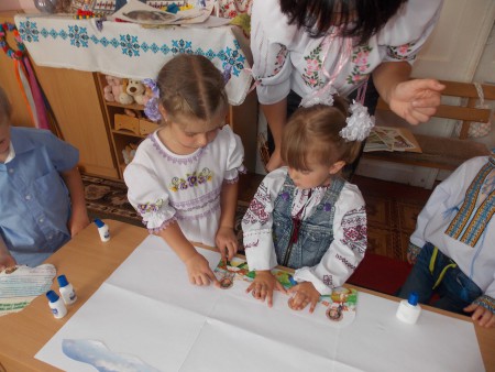 колективна аплікація на тему " Ми любимо свою країну"