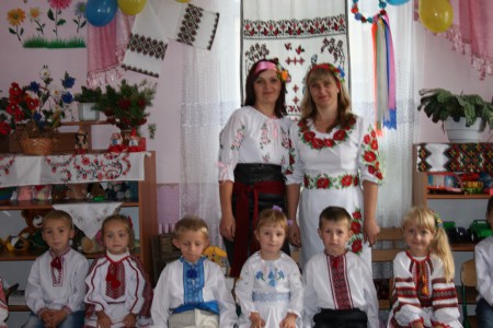 вихователі старшої групи - Бучинська Наталія Василівна і Гулич Марія Ярославівна з вихованцями